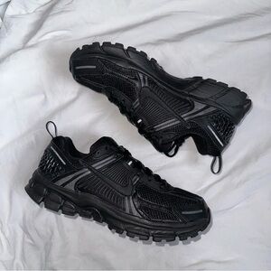 NIKE BLACK VOMERO 5 BOYS SIZE 5.5y